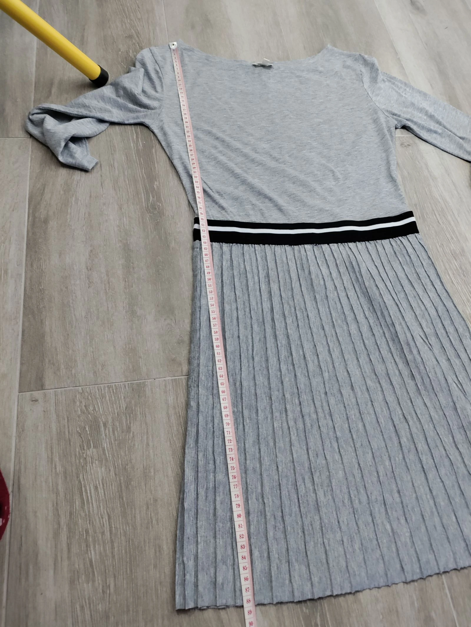 Vestido gris plisado cintura elástica negra – Green Coast – Talla 40 – photo 16